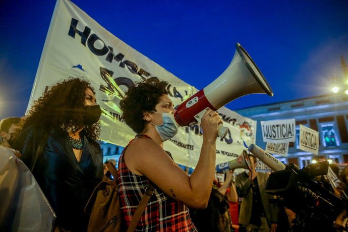 Dos manifestantes durante una concentración en la Puerta del Sol contra las agresiones a las personas LGTBI, a 7 de septiembre de 2021, en Madrid, (España). 