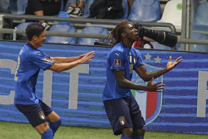 Moise Kean celebra uno de sus goles en el Italia-Lituania de la fase de clasificación para el Mundial de Catar de 2022