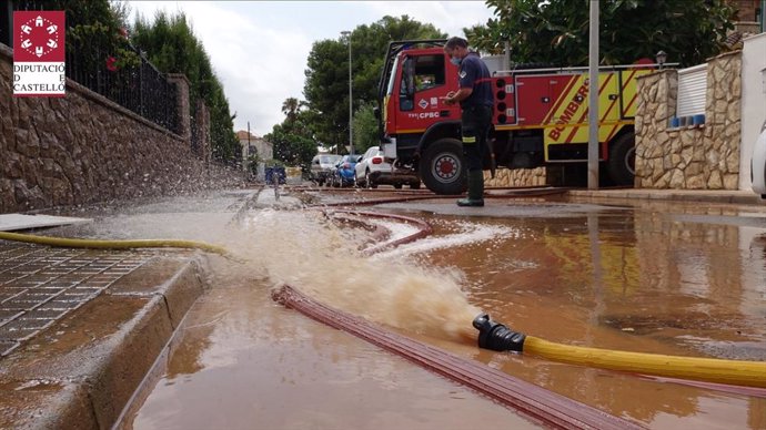 Bomberos achican agua en una calle de Benicssim (Castellón) tras las lluvias torrenciales en imagen de archivo