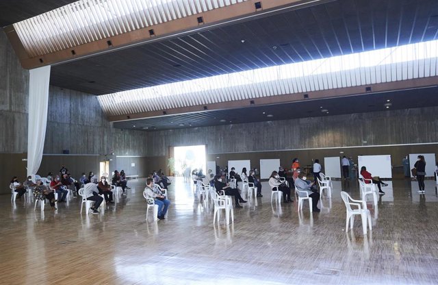 Archivo - Varias personas, en un dispositivo de vacunación masiva frente al Covid-19 en Santander