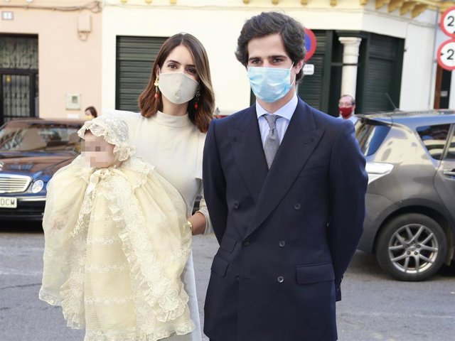 Archivo - Los Duques de Huéscar, con su hija Rosario el día de su bautizo