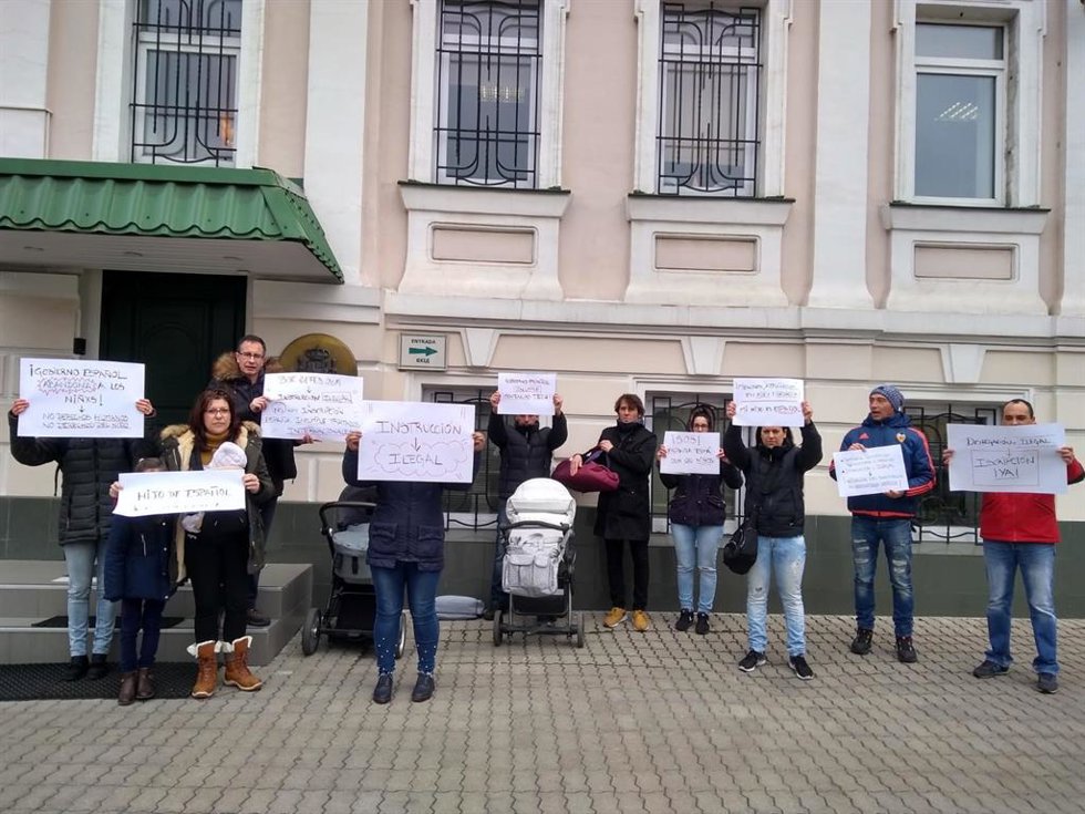 Archivo - Familias de bébes por gestación subrogada exigen inscribir a sus hijos como españoles de origen