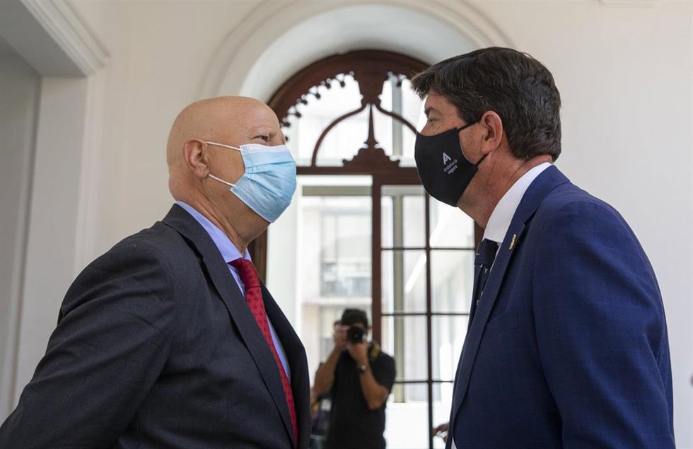 El consejero de Educación, Javier Imbroda (i), junto al vicepresidente de la Junta de Andalucía, Juan Marín (d)