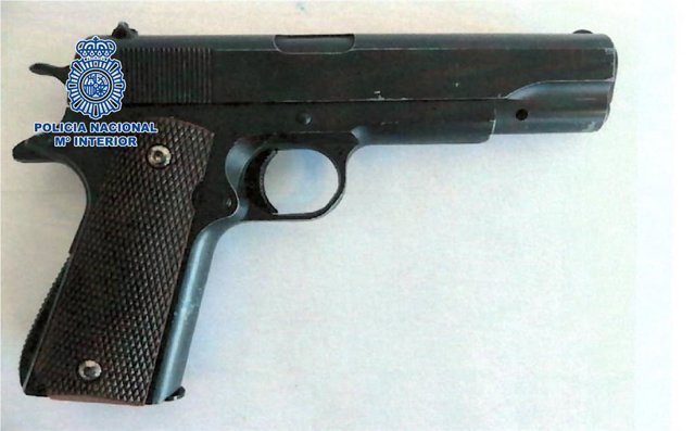 Pistola de aire comprimido intervenida en el arresto