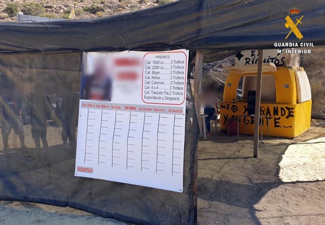 La Guardia Civil desmantela una carrera de prototipos en un área de influencia forestal en El Ejido (Almería).