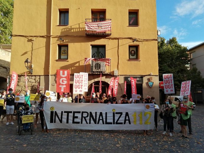 Concentración de trabajadores del SOS Rioja frente al Parlamento de La Rioja para criticar que "no tienen capacidad para atender las emergencias por saturación del servicio"