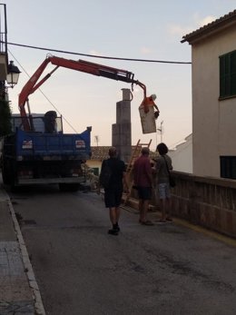 Retirada de la Cruz de los Caídos de Bunyola.