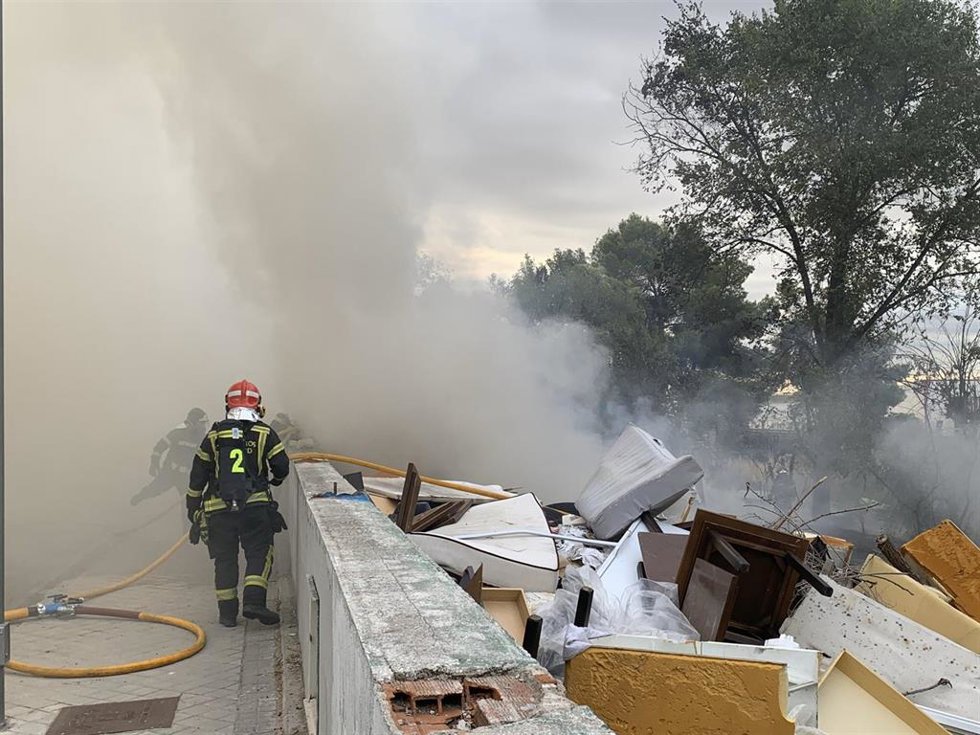Bomberos sofocan sin heridos un fuego de un solar abandonado en Vicálvaro que genera gran cantidad de humo