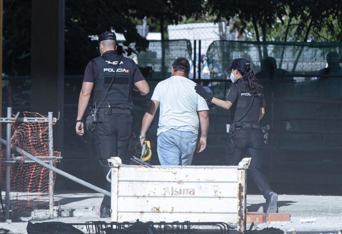 Imagen del momento en que la Policía detiene al empresario de una de las subcontratas de las viviendas de Cisneo Alto
