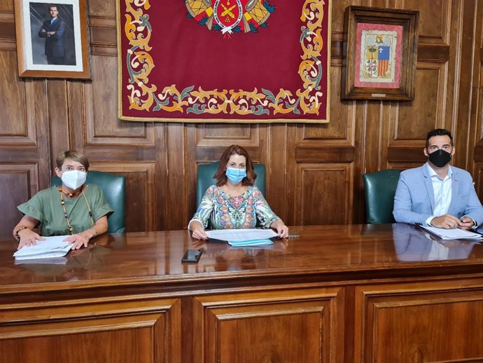 Rueda de prensa de la alcaldesa de Teruel, Emma Buj, acompañada del primer teniente de alcalde, Ramón Fuertes, y de la concejal de Contratación, Rocío Féliz de Vargas.