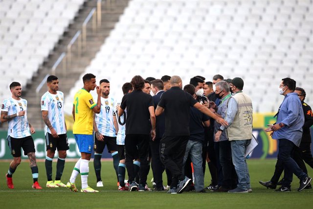 Agentes de la Agencia Nacional de Vigilancia Sanitaria brasileña (ANVISA) que intentaron detener a cuatro jugadores de Argentina durante un partido con Brasil en Sao Paulo