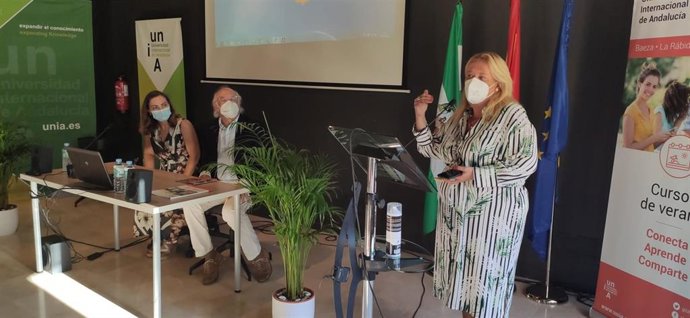 La directora de comunicación de la Fundación Ciedes, Fátima Salmón, en los Cursos de Verano de la UNIA.