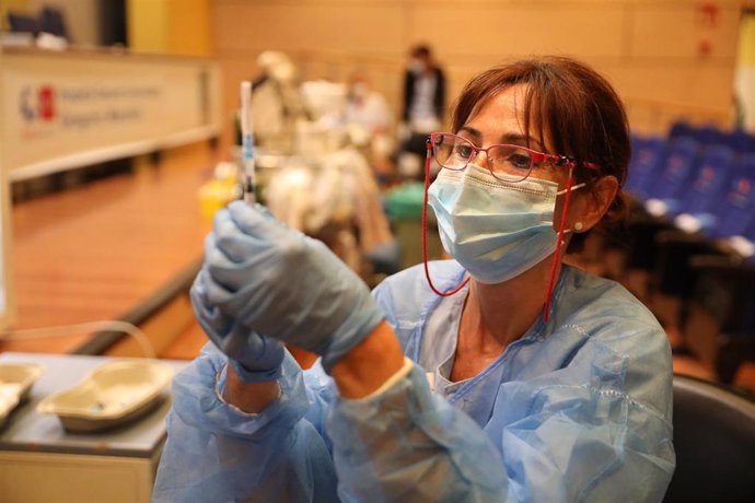 Una sanitaria prepara una vacuna contra el coronavirus, en el dispositivo puesto en marcha en las instalaciones del Hospital General Universitario Gregorio Marañón, a 20 de agosto de 2021, en Madrid (España). Casi 5 millones de personas en la Comunidad 