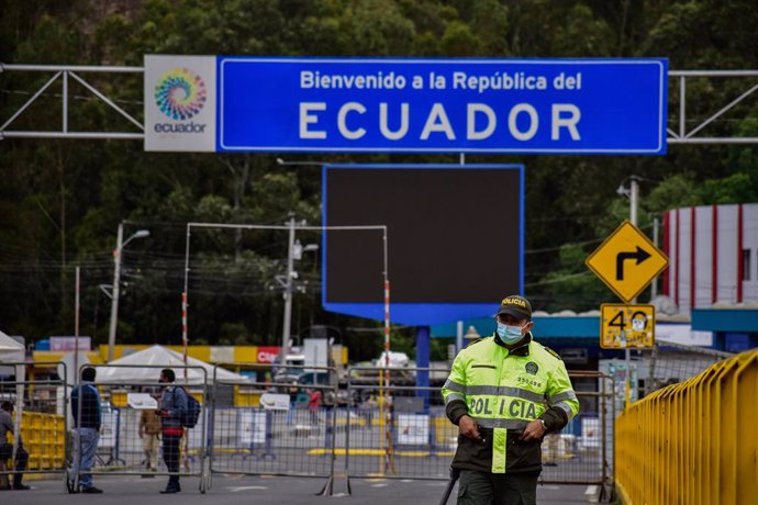 17 August 2021, Colombia, Ipiales: A police officer with face mask stands at the closed Rumichaca border crossing between Ecuador and Colombia, where a protest by drivers is taking place demanding the opening of the border because of Coronavirus (Covid-