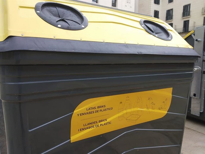Archivo - Nuevo modelo de contenedores amarillos en las calles.