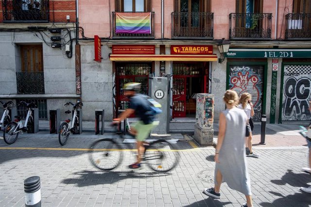 Varias personas pasean por una de las calles del barrio de Malasaña.