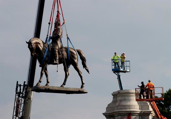 Retirada de una estatua de Robert E. Lee en Richmond.