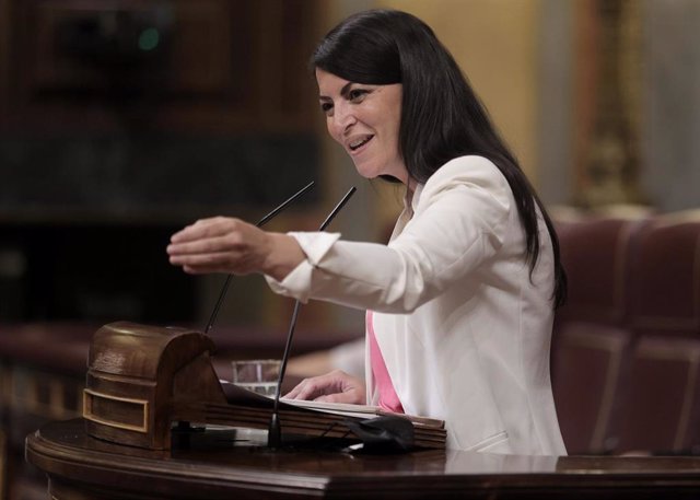 Archivo - La secretaria general del Grupo Parlamentario Vox en el Congreso, Macarena Olona, interviene en una sesión plenaria en el Congreso 