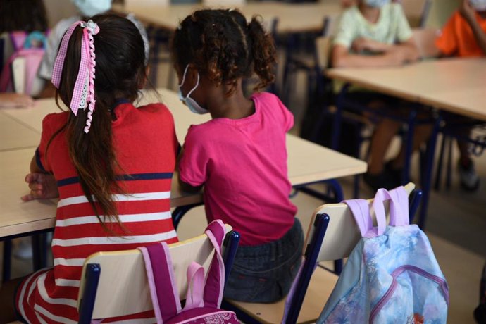 Dos niñas sentadas en una de las aulas del colegio Les Arts, de reciente construcción, durante el primer día del curso escolar 2021-2022 en la Comunidad Valenciana, a 8 de septiembre de 2021, en Valencia, Comunidad Valenciana (España). El curso escolar 