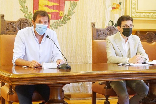 El alcalde de Valladolid, Óscar Puente (izq), y el concejal de Planificación y Recursos, Pedro Herrero.