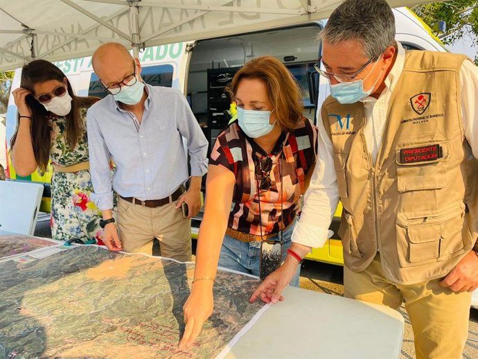El presidente de la Diputación, Francisco Salado, en el puesto de mando del incendio en Sierra Bermeja