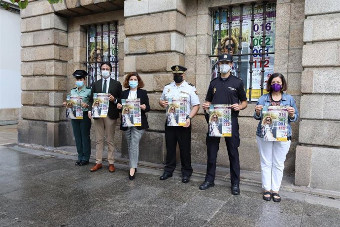 La subdelegada del Gobierno en A Coruña, María Rivas, junto a responsables policiales, presenta la campaña '#NoCaminasSola'