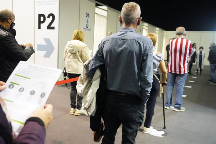 Archivo - Varias personas acuden a un dispositivo de vacunación contra la COVID-19 para personas menores de 65 años en el Bilbao Exhibition Center (BEC), a 3 de abril de 2021, en Barakaldo, Euskadi (España). 