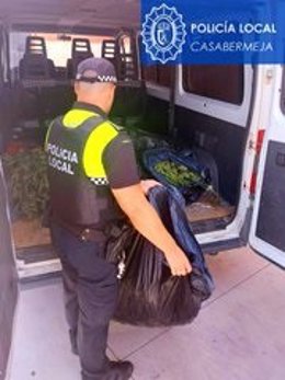 Intervienen una furgoneta con 42 kilos de marihuana en Casabermeja