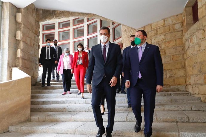 Adrián Barbón junto a Pedro Sánchez.