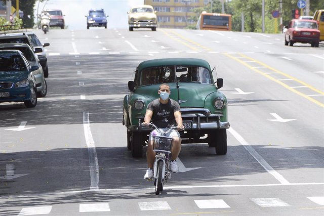 Archivo - Un ciclista con mascarilla en La Habana, Cuba