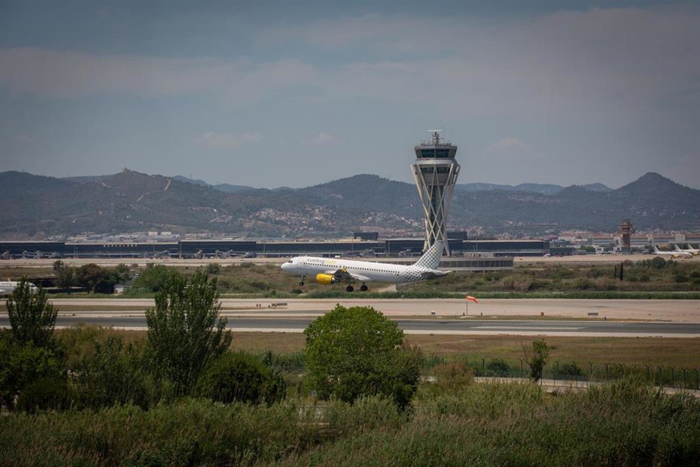 Archivo - Un avión en el aeropuerto de Josep Tarradellas Barcelona-El Prat, cerca del espacio protegido natural de La Ricarda, a 9 de junio de 2021, en El Prat de Llobregat, Barcelona, Cataluña (España).