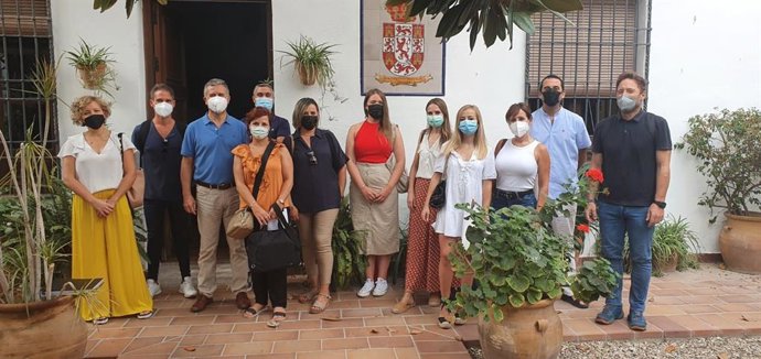 El presidente del IPBS, Francisco Ángel Sánchez (tercero por la izda.), en la incorporación de profesionales de Trabajo Social.