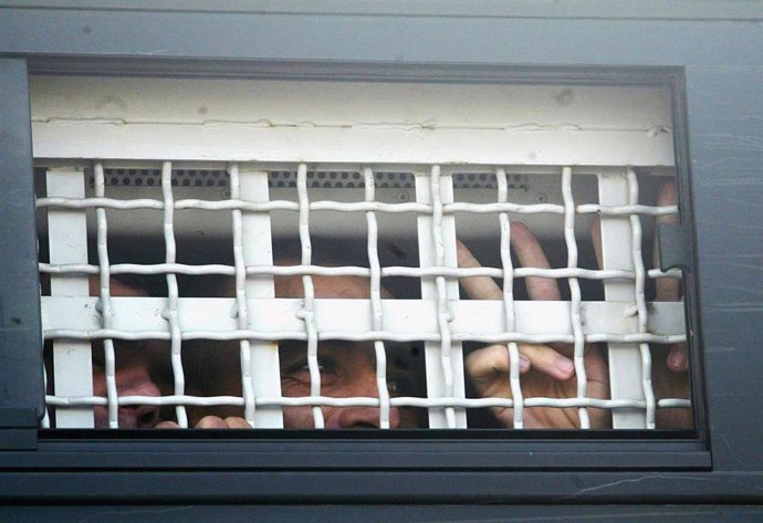 Un preso hace una señal de victoria en un furgo durante un traslado desde una cárcel israelí