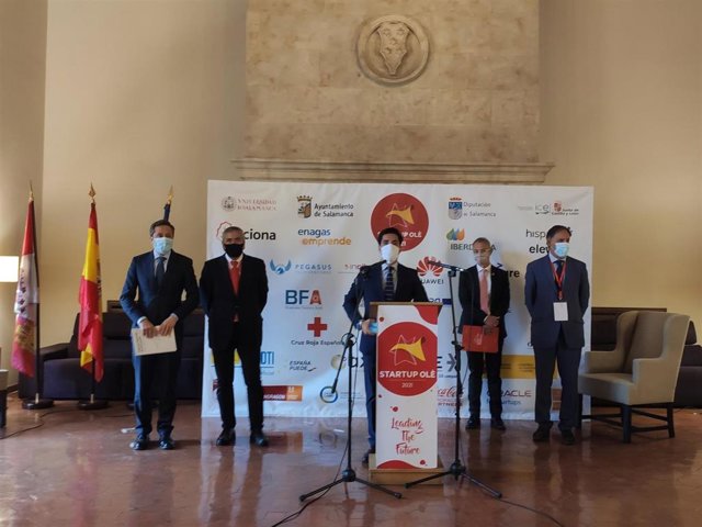 El responsable de Startup Olé, Emilio Corchado (centro), presenta la nueva edición junto a José Bayón, José Carlos Quevedo, Ricardo Rivero y Carlos García Carbayo, de izquierda a derecha.