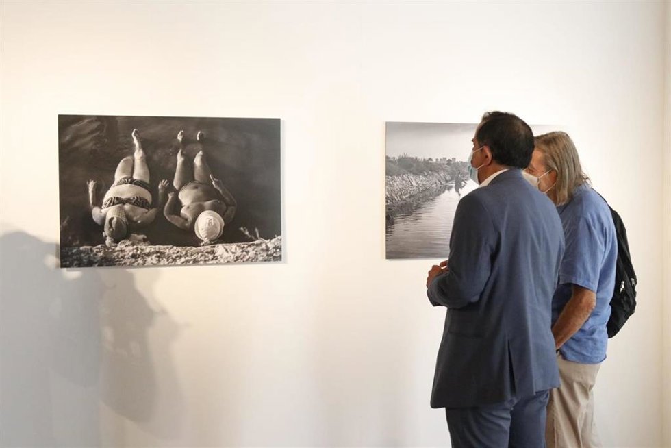 El alcalde de Murcia contempla la obra de Vidal Coy