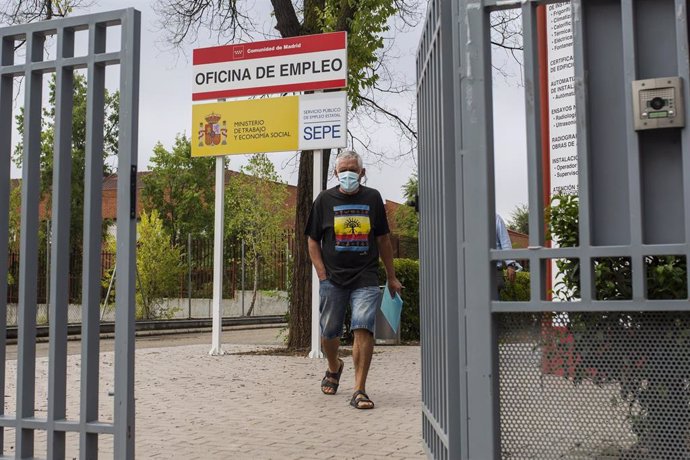 Un hombre en la puerta de una oficina del SEPE y oficina de empleo de la CAM, a 2 de septiembre de 2021, en Madrid (España) en una imagen de archivo.