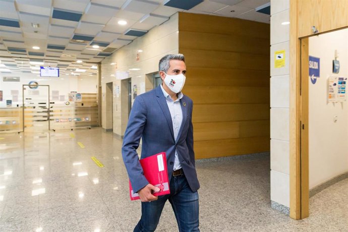 Archivo - El vicepresidente y consejero de Universidades, Igualdad, Cultura y Deporte, Pablo Zuloaga, informa en rueda de prensa de los acuerdos del Consejo de Gobierno