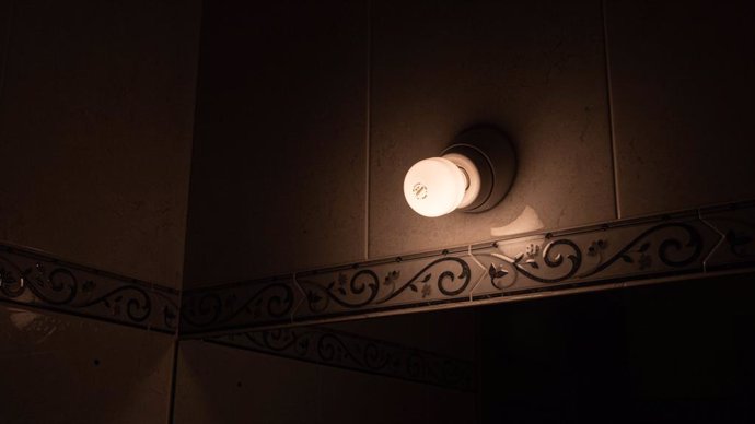 Una lámpara se mantiene encendida en el interior de una casa, a 18 de agosto de 2021, en Madrid (España). El precio medio diario de la electricidad en el mercado mayorista se disparará este miércoles un 17,7%, con respecto al nivel marcado ayer, volvien