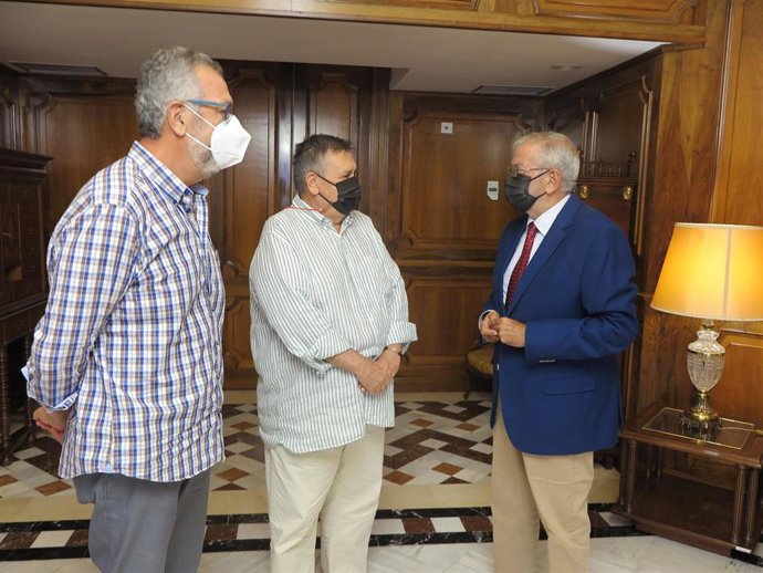 Antonio del Campo y Juan Antonio Conesa, representantes de la Plataforma en Defensa del Ferrocarril de la Región de Murcia, junto a a Alberto Castillo