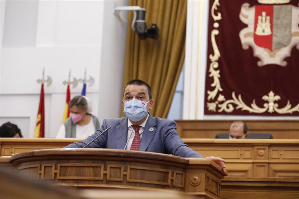 El consejero de Agricultura, Agua y Desarrollo Rural, Francisco Martínez Arroyo, en el pleno de las Cortes