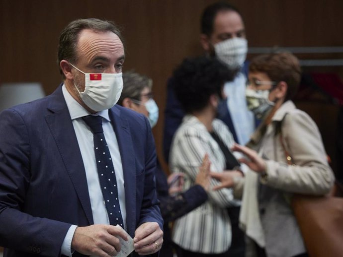 Archivo - El Presidente de Unión del Pueblo Navarro, Javier Esparza, a su llegada a un pleno en el Parlamento de Navarra 