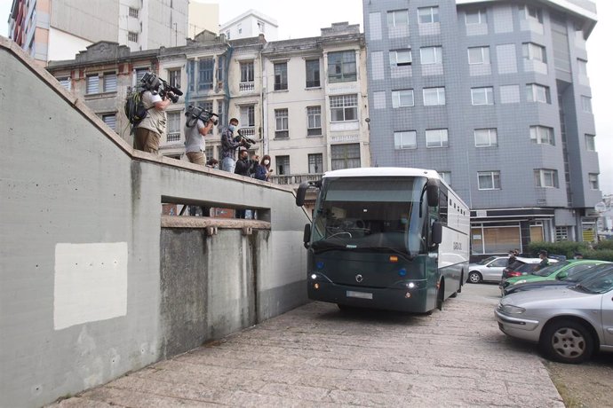 Archivo - Autobús de la Guardia Civil con acusados del crimen de Samuel Luiz