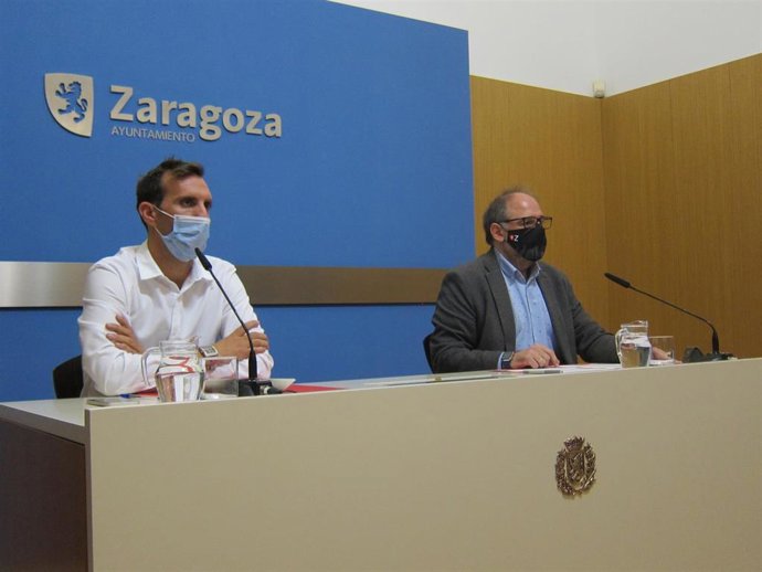 El consejero municipal de Participación Ciudadana del Ayuntamiento de Zaragoza, Javier Rodrigo; y el concejal del PP y presidente de la Junta de Distrito del Casco Histórico, Alfonso Mendoza