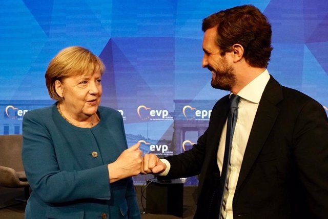 El presidente del Partido Popular, Pablo Casado, y la canciller alemana, Angela Merkel, asisten a un encuentro de líderes europeos del PPE en Berlín.