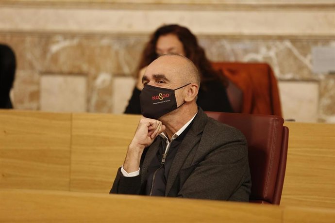 Archivo - El concejal delegado de Hábitat Urbano, Cultura y Turismo de Sevilla, el socialista Antonio Muñoz, durante el pleno municipal, en una foto de archivo.