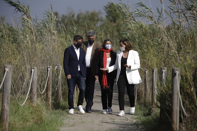 (I-D) El alcalde de El Prat, Lluís Mijoler; el director del Centre de Recerca Ecolgica i Aplicacions Forestals (Creaf), Joan Pino; la vicepresidenta segunda y ministra de Trabajo y Economía Social, Yolanda Díaz y la alcaldesa de Barcelona Ada Colau, du