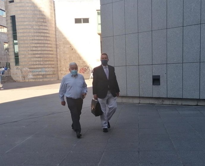 El exalcalde de Ribera de Arriba, acusado de prevaricación, llega al juzgado acompañado de su abogado.