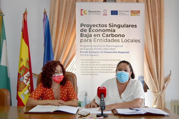 La delegada de Asistencia Económica con los Municipios y Mancomunidades de la institución provincial, Dolores Amo (dcha.), en su encuentro con la alcaldesa de Villaviciosa de Córdoba, Gema Elena González.