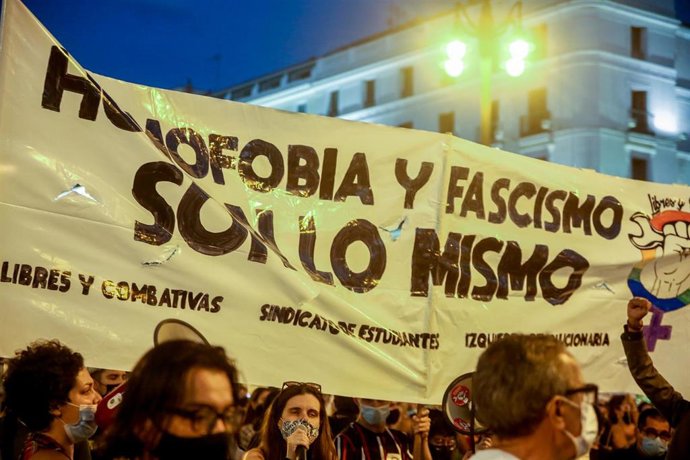 Varios manifestantes durante una concentración en la Puerta del Sol contra las agresiones a las personas LGTBI, a 7 de septiembre de 2021, en Madrid, (España). El Movimiento Marika Madrid ha convocado esta concentración bajo el lema ¡Basta ya! a raíz 