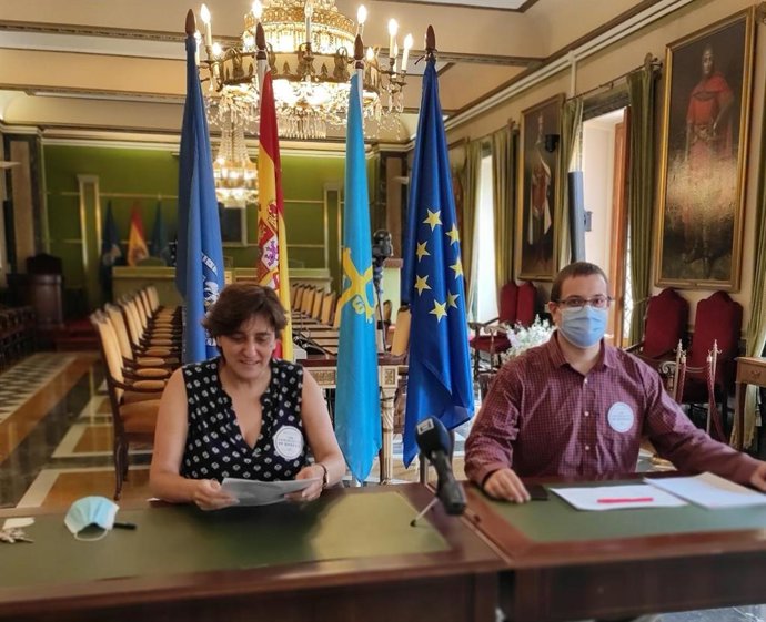 Los concejales del PSOE Ana Rivas y Diego Valiño en rueda de prensa.